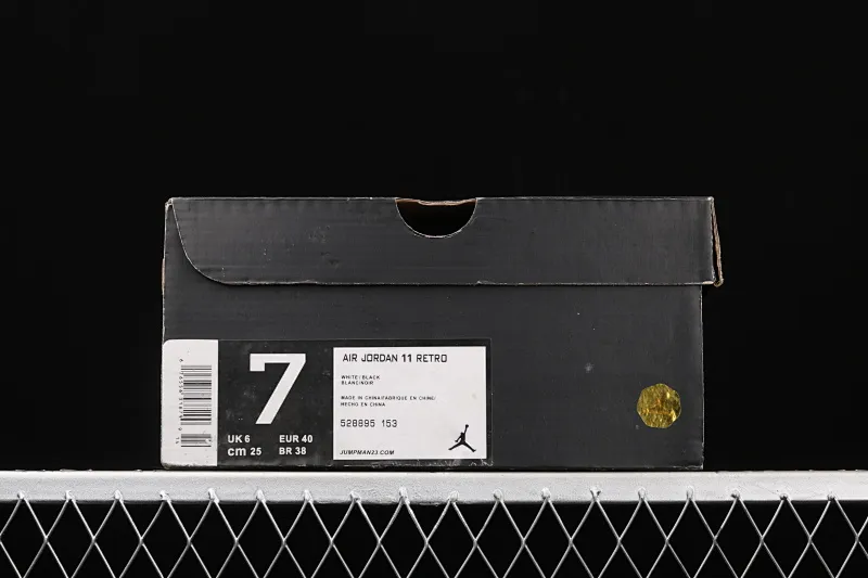 All categories Air Jordan Jordan series basketball shoes Air Jordan 11 X version Air Jordan 11 Low "Concord" AJ11 Joe 11 white and black genuine carbon 528895-153